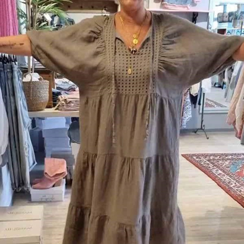 Flerlags ensfarget lang kjole med V-hals og halve ermer for kvinner