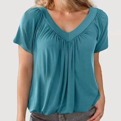 Avslappet plissert skjorte for kvinner med kort V-hals