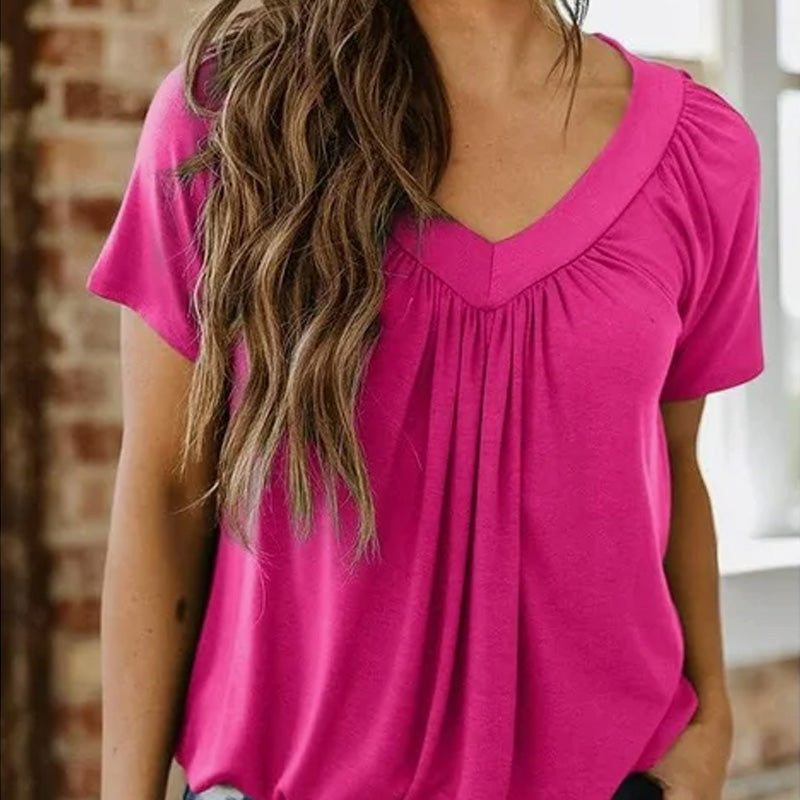 Avslappet plissert skjorte for kvinner med kort V-hals