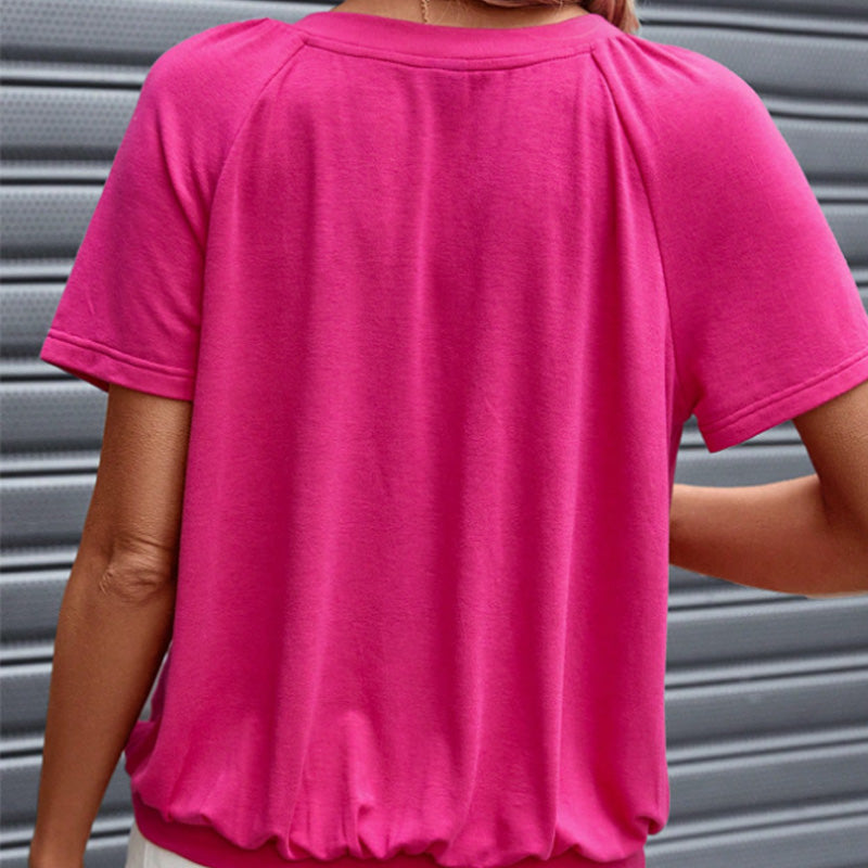 Avslappet plissert skjorte for kvinner med kort V-hals