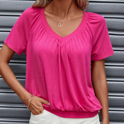 Avslappet plissert skjorte for kvinner med kort V-hals