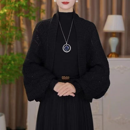 Moteriktig, uthulet strikket sjalfrakk