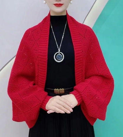 Moteriktig, uthulet strikket sjalfrakk