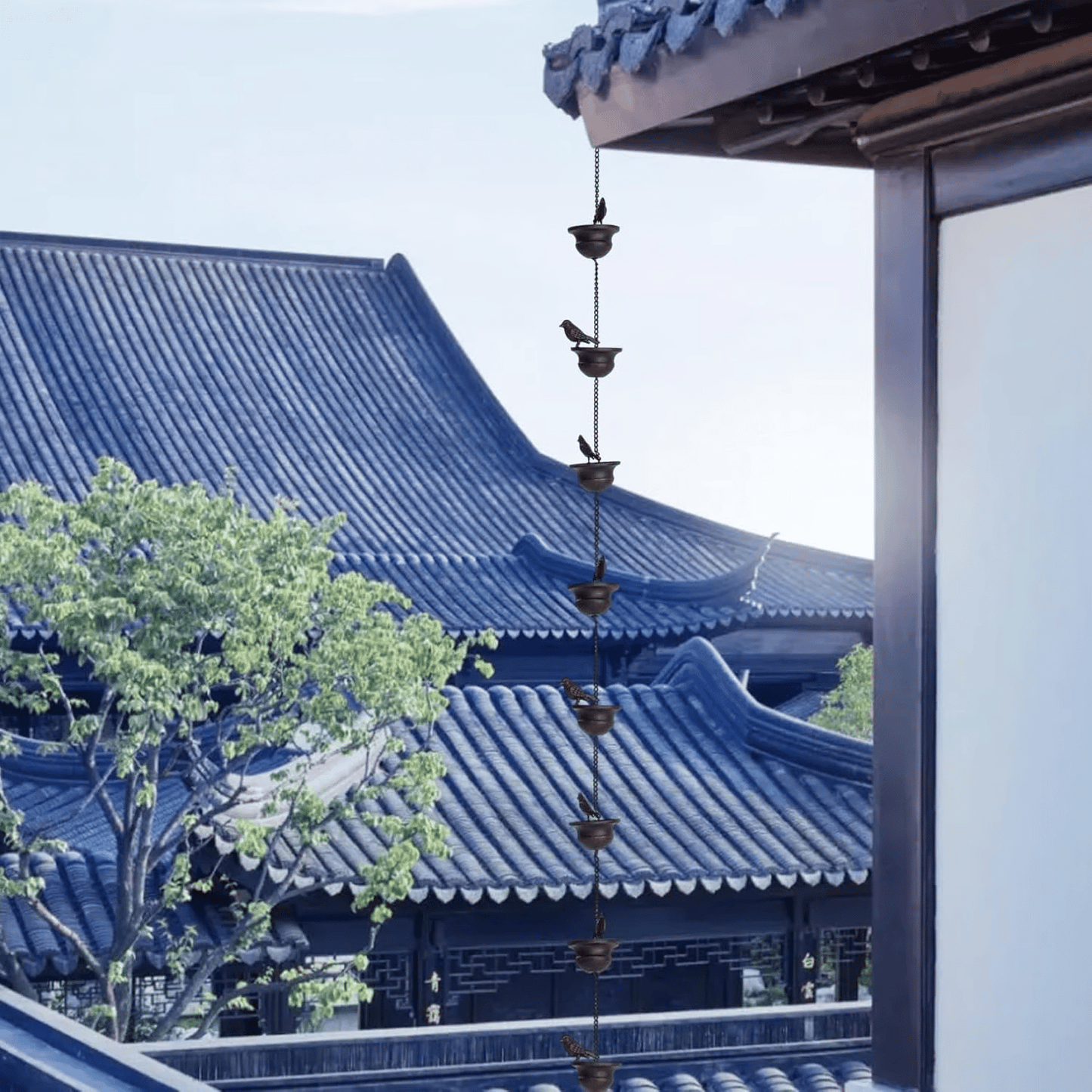 Der regn møter kunst – dekorativ regnlenke med fuglebaddesign