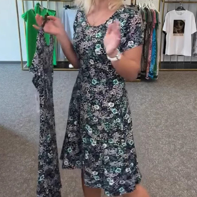 Damekjole med rund hals og blomstertrykk